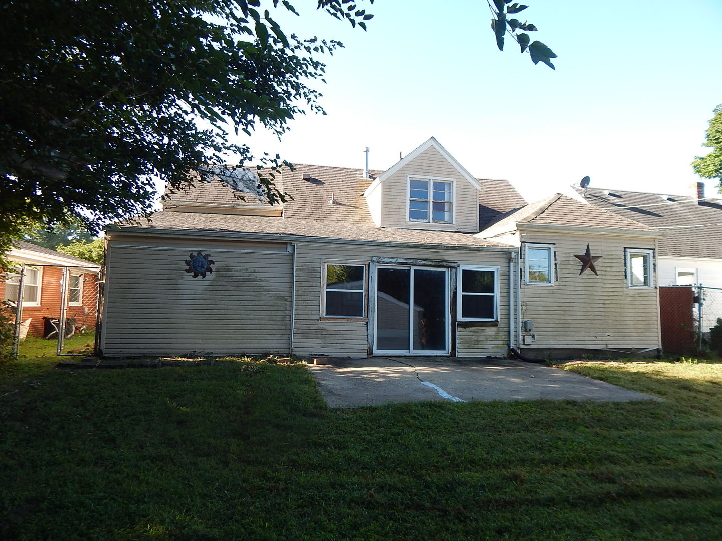 810 West 15th Street Sterling, IL 61081 - Photo 17 of 22 a front view of a house with a garden