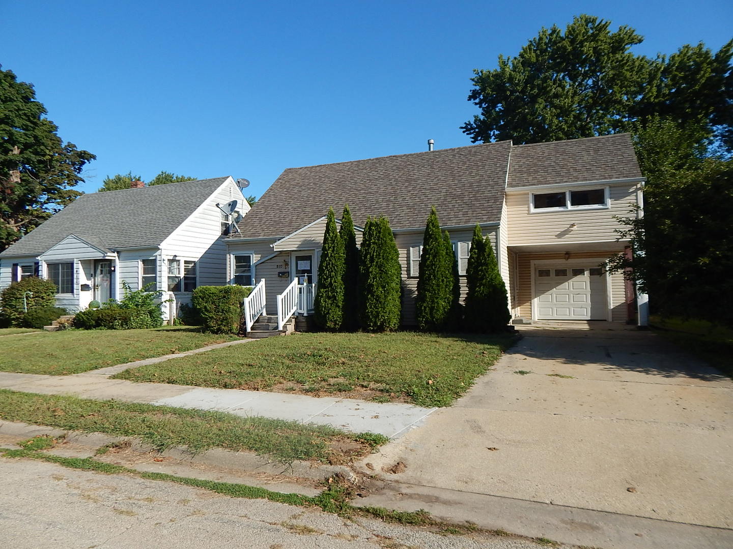 810 West 15th Street Sterling, IL 61081 - Photo 20 of 22 front view of a house with a yard