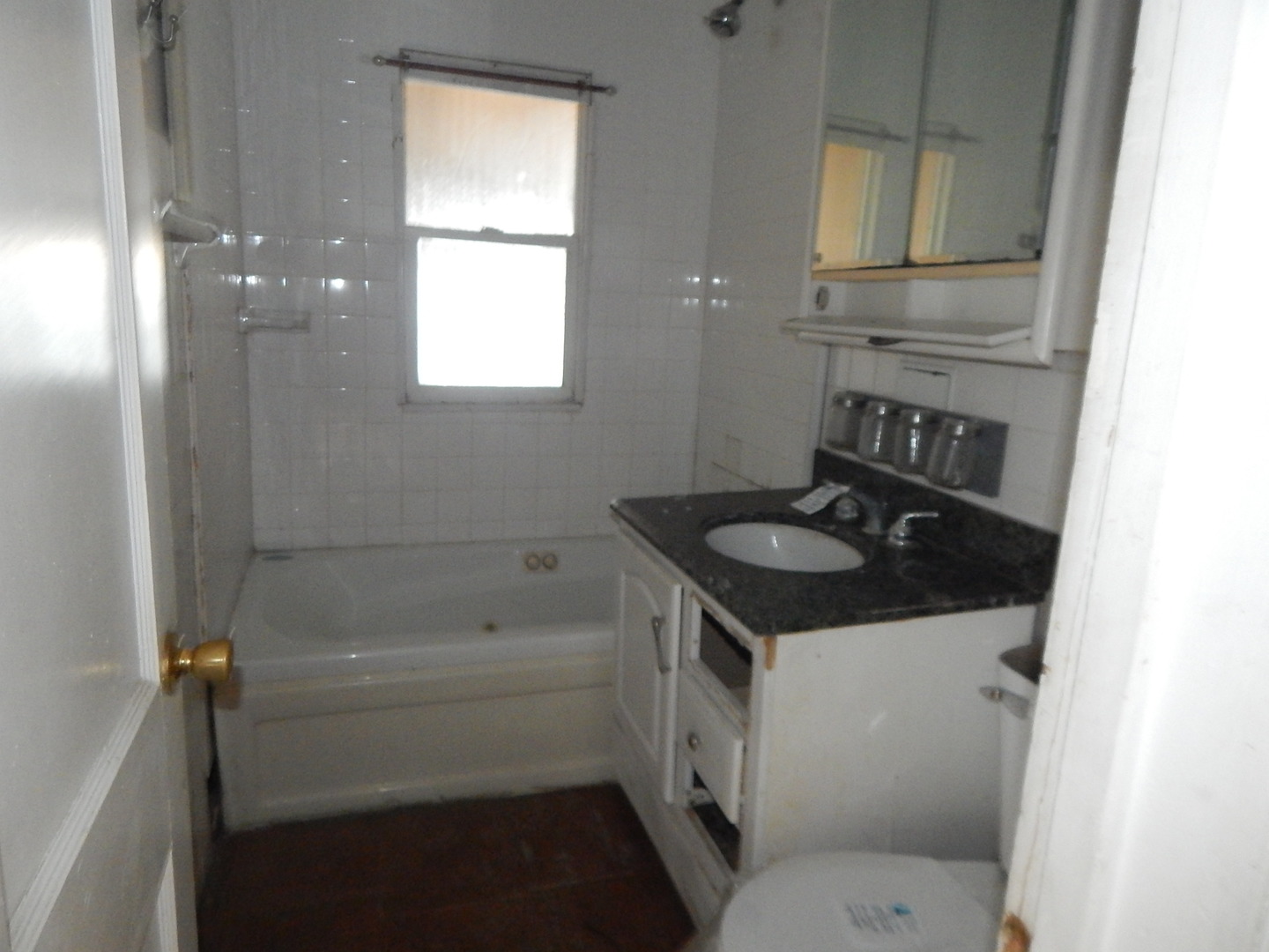810 West 15th Street Sterling, IL 61081 - Photo 10 of 22 a bathroom with a sink toilet and tub