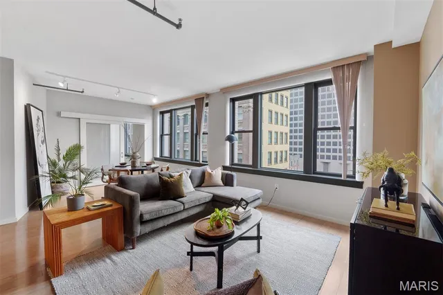 $279,900 | 915 Olive Street, Unit 910, St. Louis, MO 63101