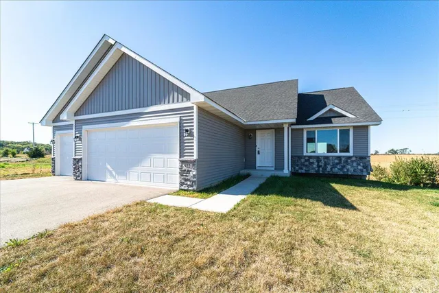 $375,000 | 922 Prestwick Drive, Belle Plaine, MN 56011