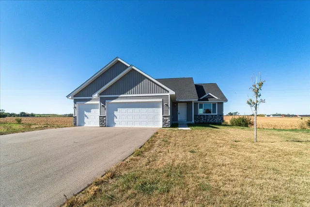 $375,000 | 922 Prestwick Drive, Belle Plaine, MN 56011