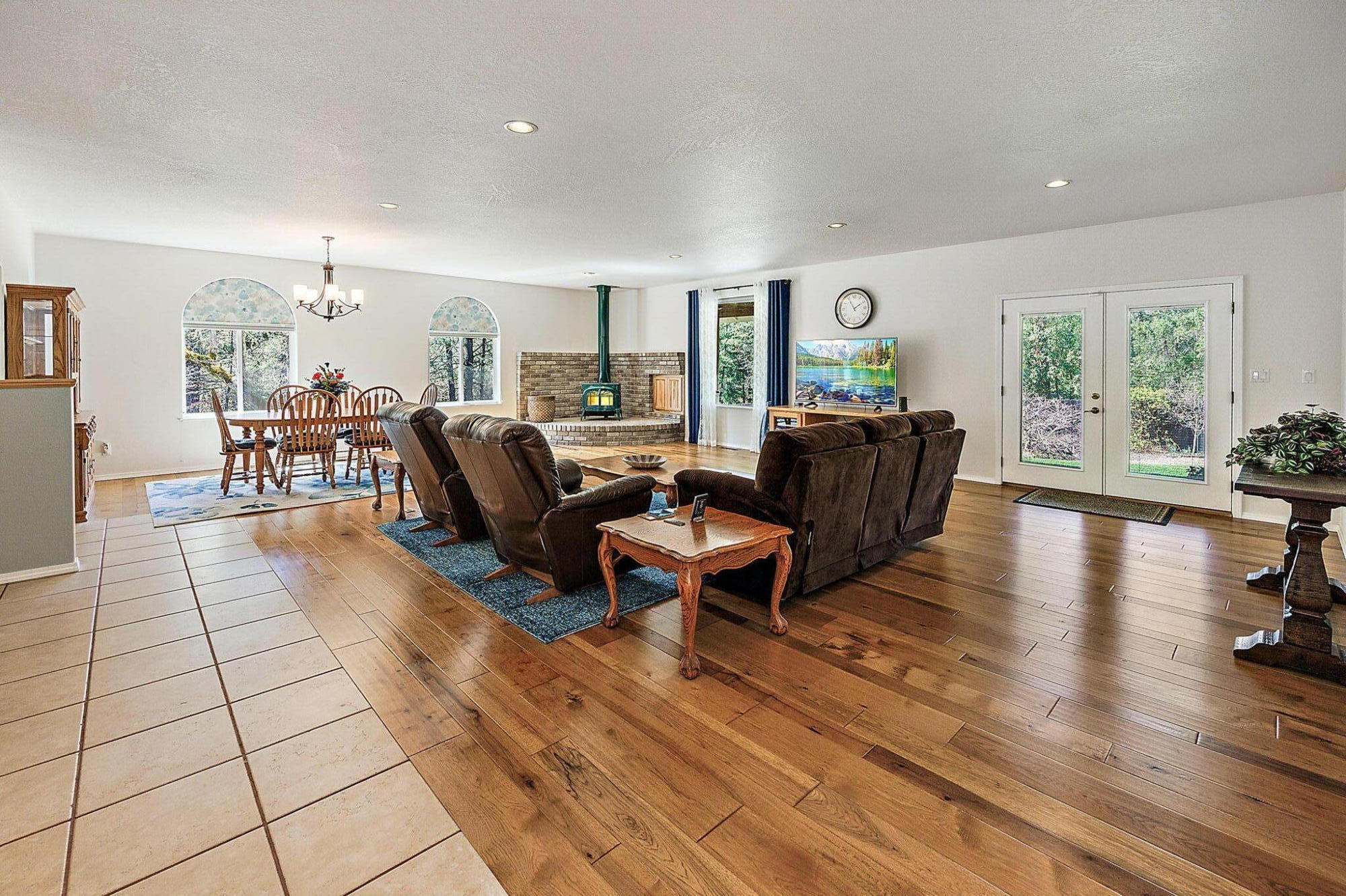 227 Highland Ranch Road Grants Pass, OR 97526 - Photo 10 of 28 Great Room 2