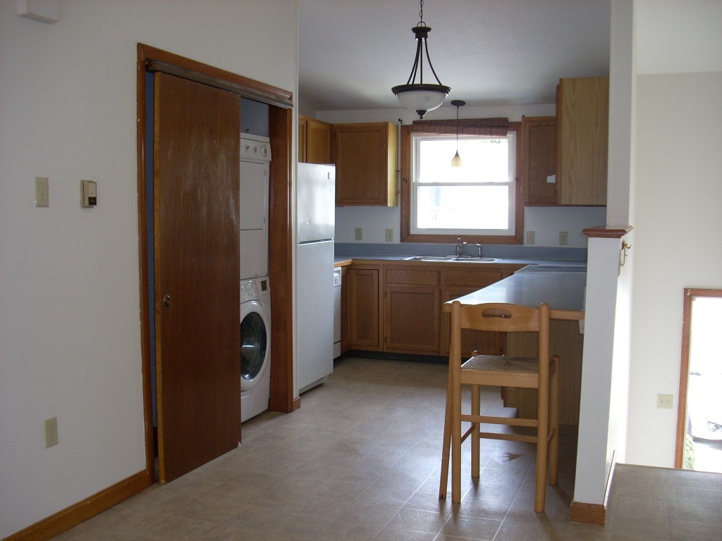 881 Mammoth Road, Unit 6 Manchester, NH 03104 - Photo 8 of 14