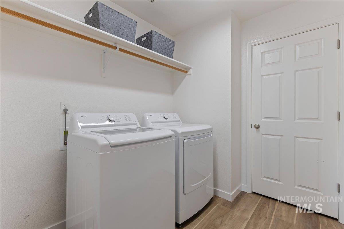 777 South Flintstone Avenue Meridian, ID 83642 - Photo 28 of 38 Laundry area featuring light wood-style flooring and independent washer and dryer