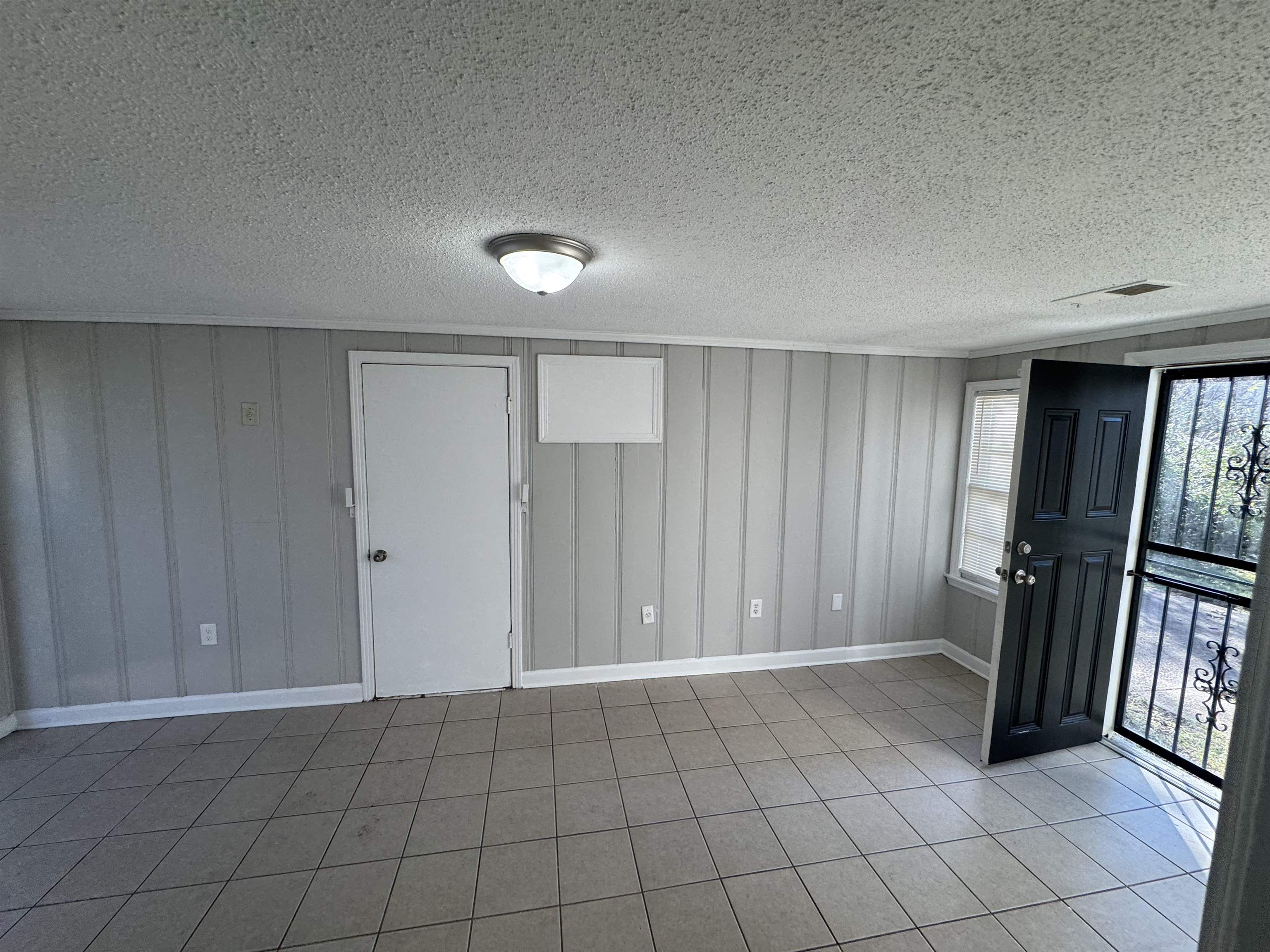 4125 Michael Road Memphis, TN 38116 - Photo 4 of 11 a view of an empty room and window