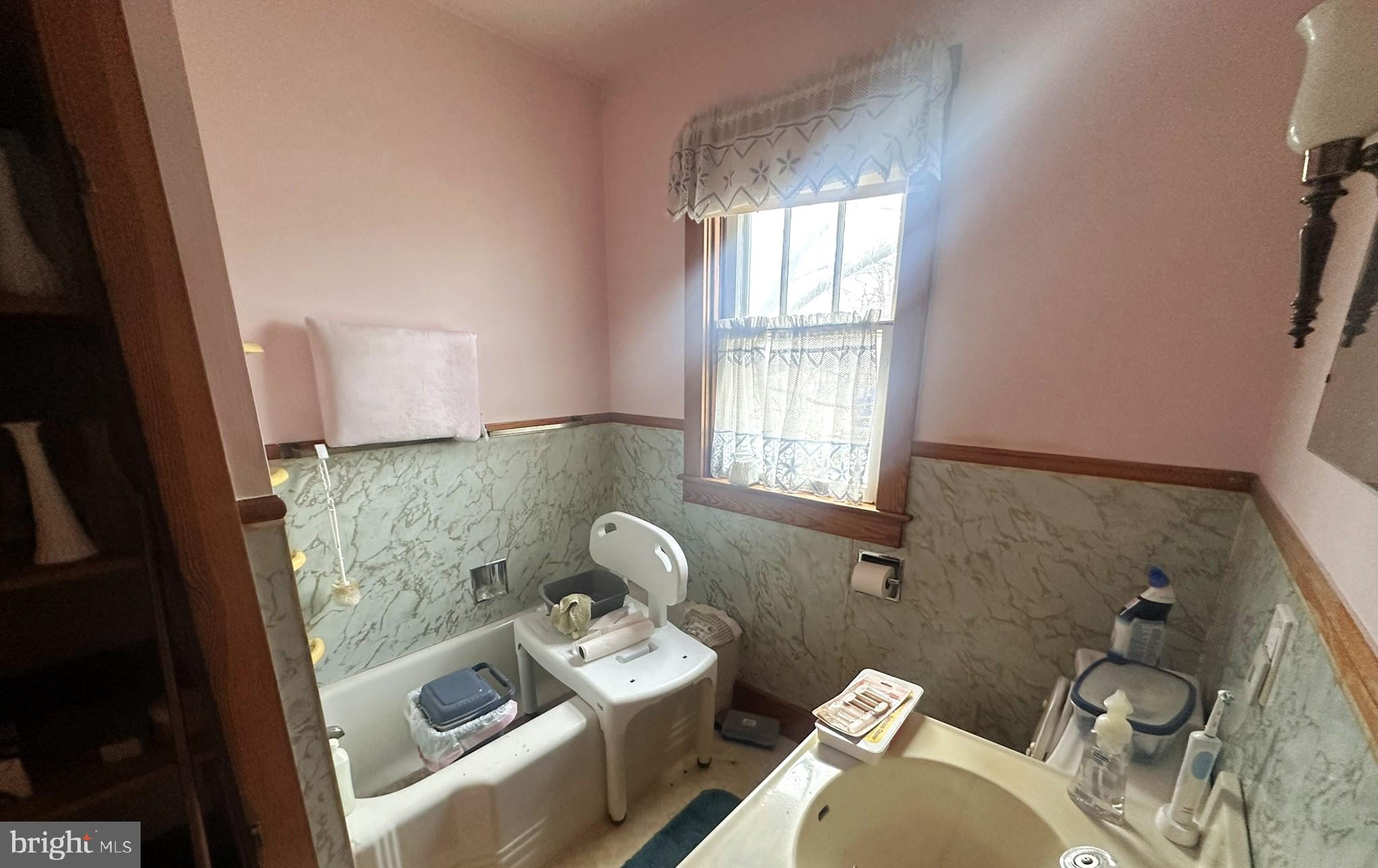 919 York Street Hanover, PA 17331 - Photo 17 of 24 a bathroom with a toilet sink and tub