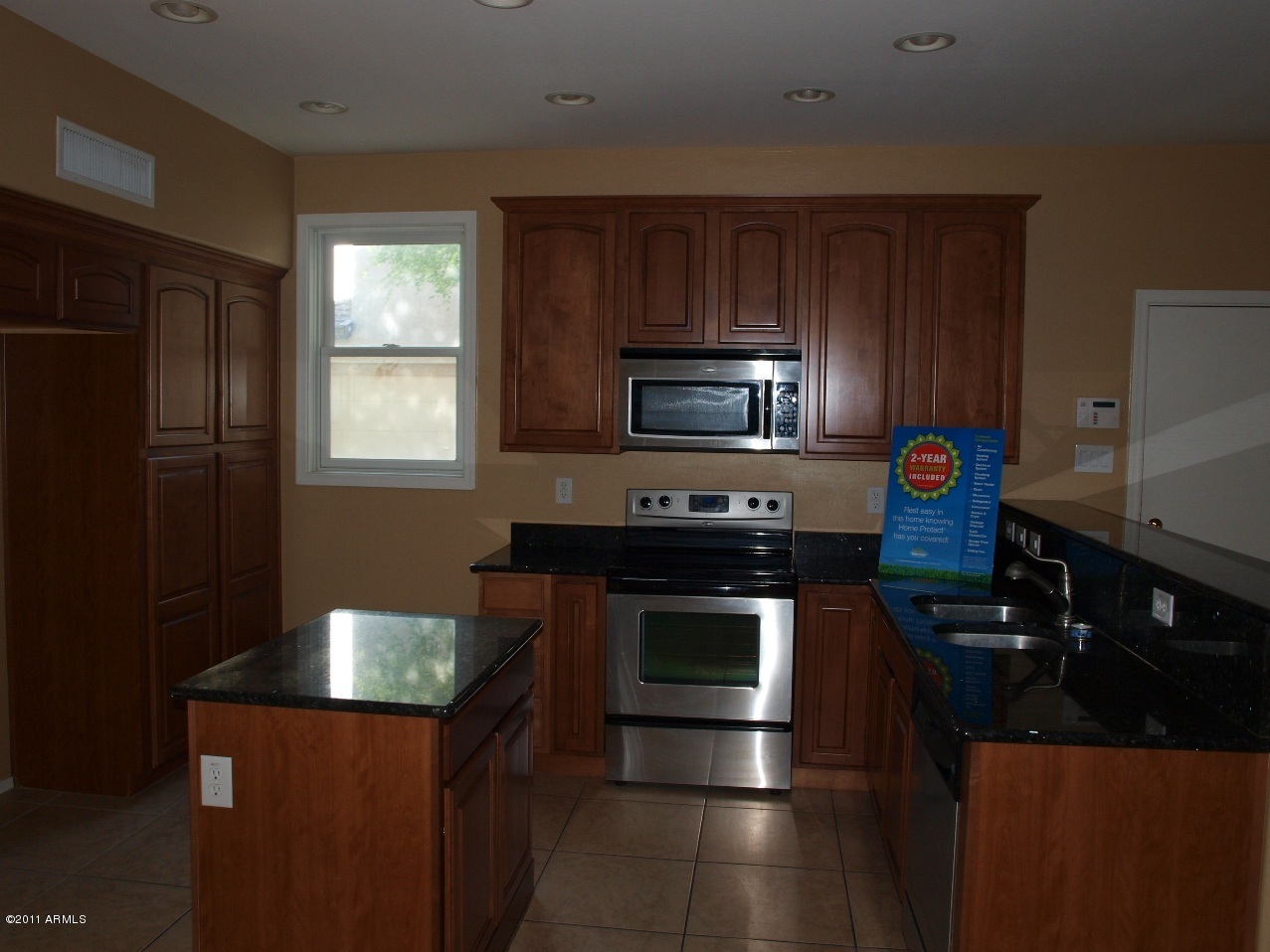 2349 East Fraktur Road Phoenix, AZ 85040 - Photo 5 of 12 Kitchen 2
