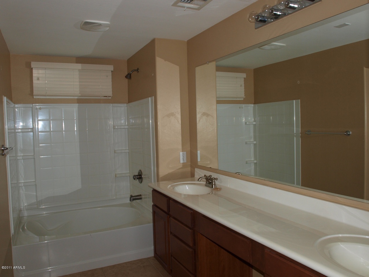 2349 East Fraktur Road Phoenix, AZ 85040 - Photo 8 of 12 Master Bath