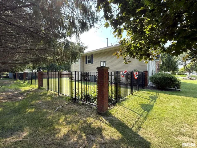 $300,000 | 3175 Buckingham Road, Galesburg, IL 61401