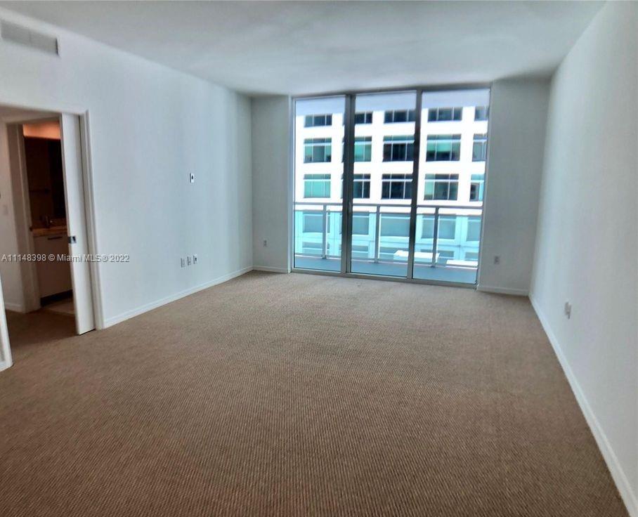 950 Brickell Bay Drive, Unit 602 Miami, FL 33131 - Photo 9 of 20 an empty room with a large window