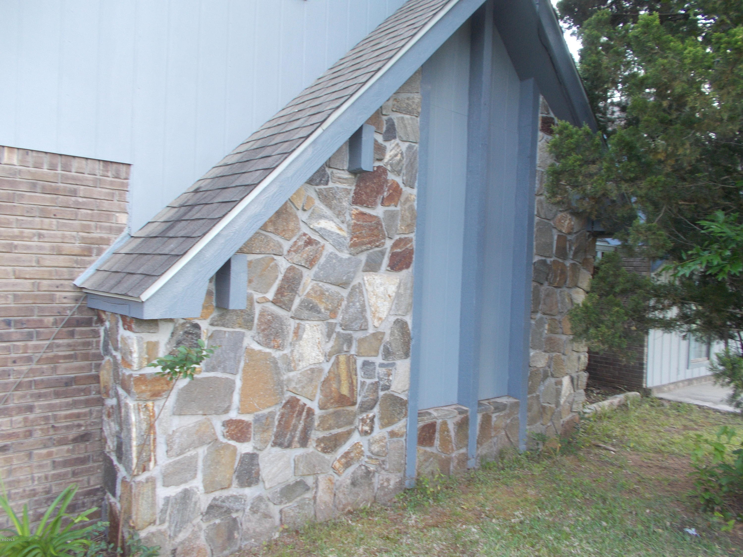 15301 Big Ridge Road Biloxi, MS 39532 - Photo 4 of 20 Stone Trim