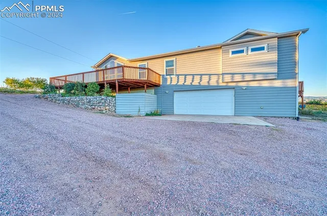 a view of a house with backyard