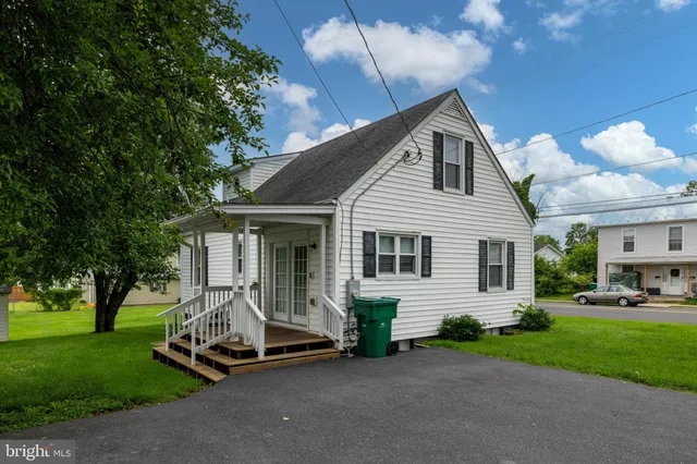 $279,900 | 220 Mechanic Street, Luray, VA 22835