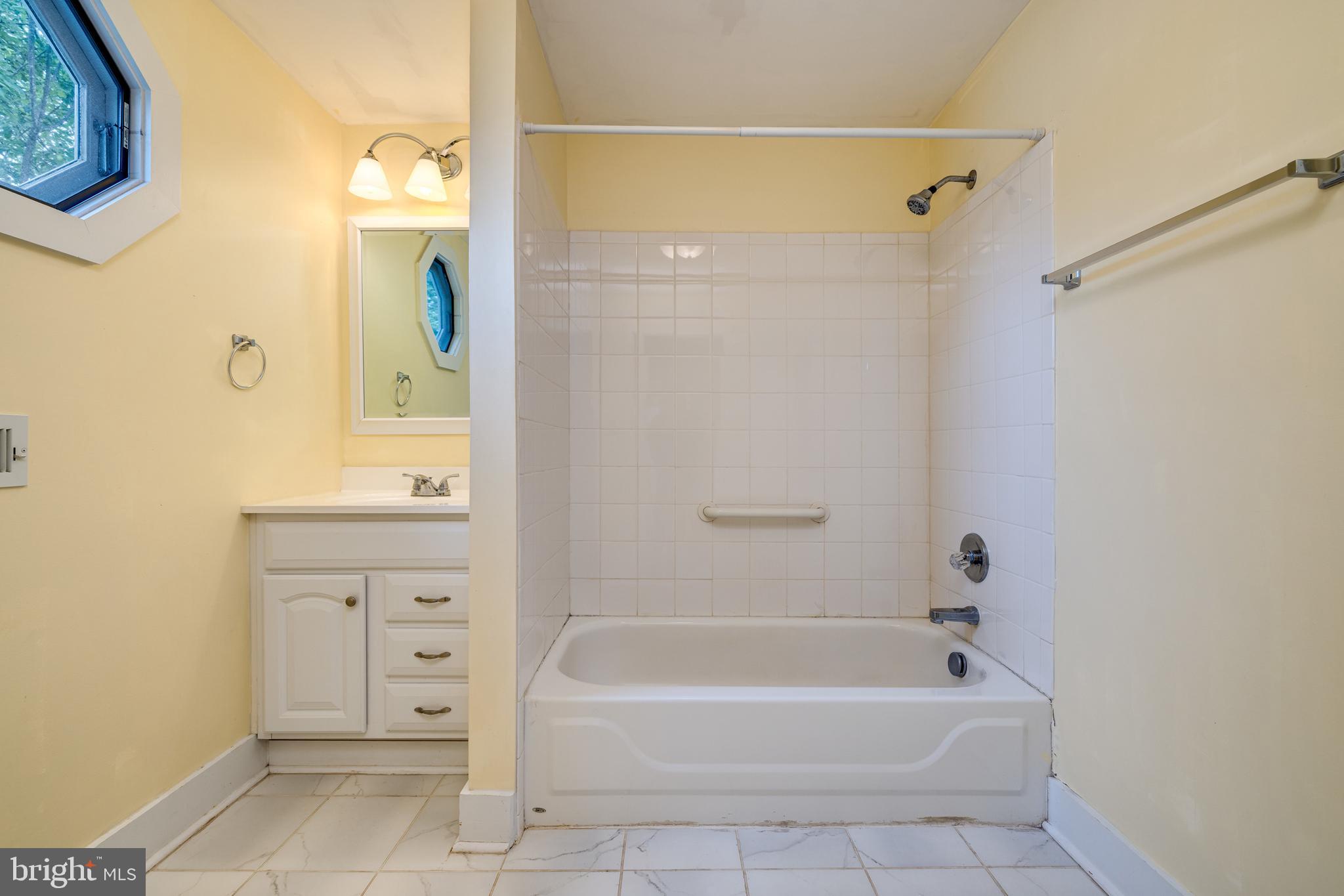 220 Mechanic Street Luray, VA 22835 - Photo 34 of 45 a bathroom with a bathtub a sink and a mirror
