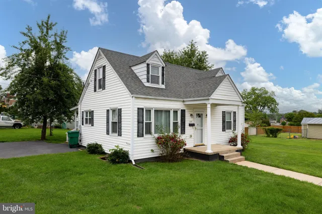$279,900 | 220 Mechanic Street, Luray, VA 22835