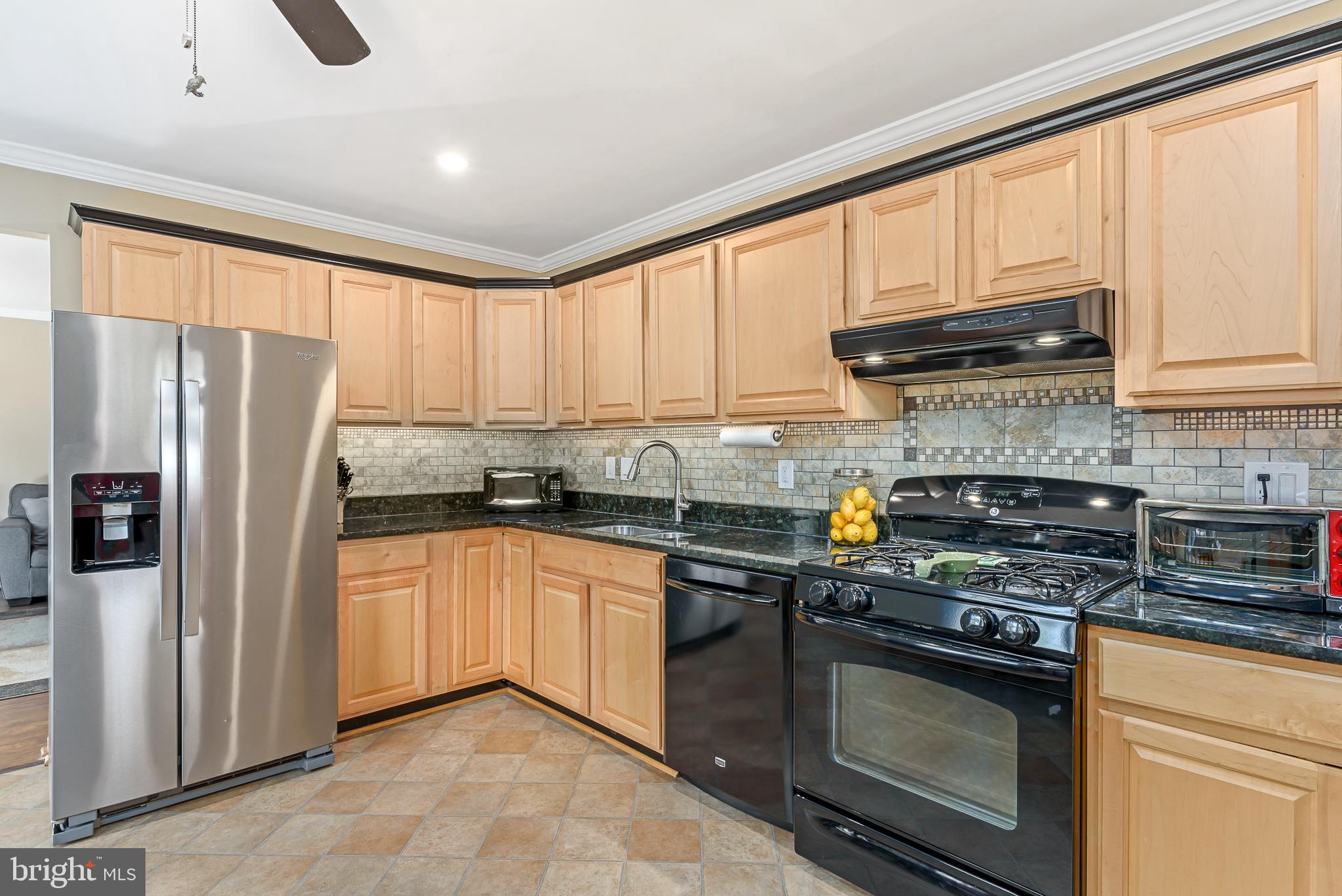 415 Patrick Lane Herndon, VA 20170 - Photo 18 of 34 Loads of cabinet space