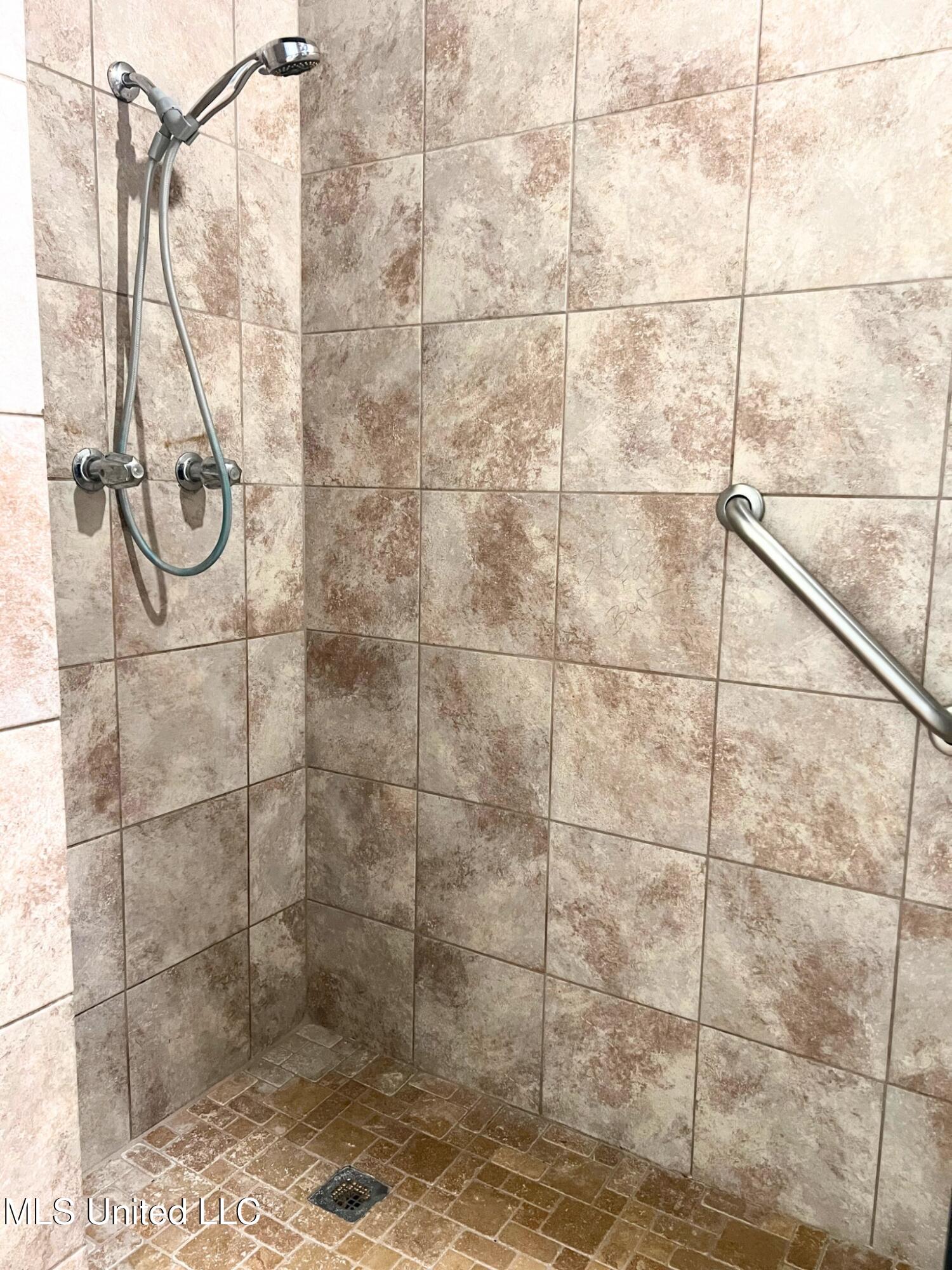 174 Victory Road Laurel, MS 39443 - Photo 20 of 34 Shower