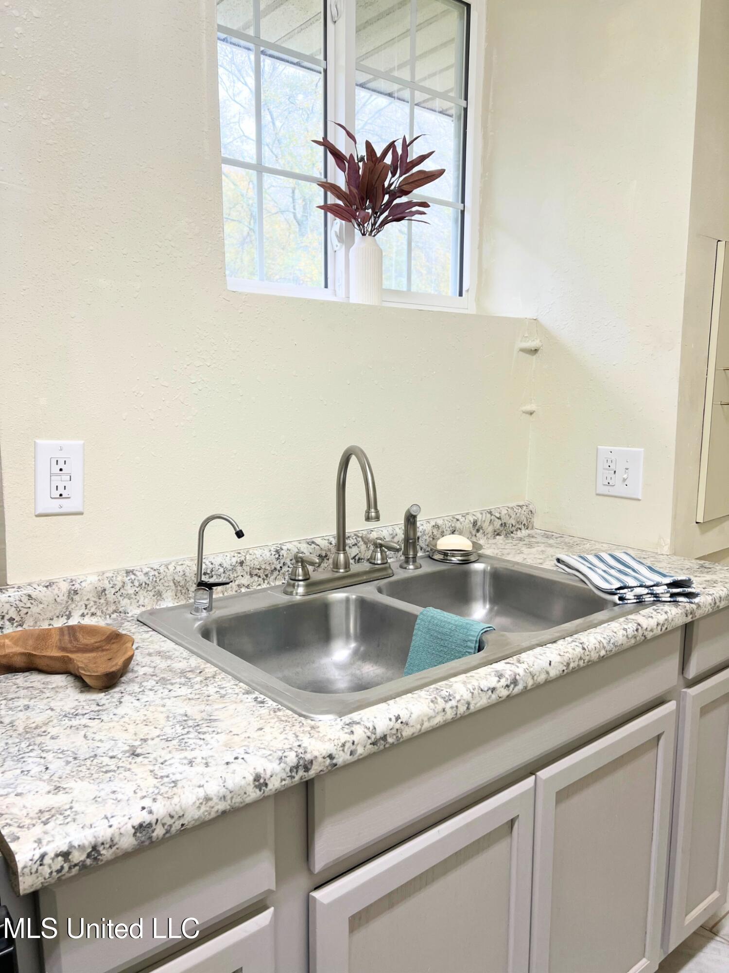 174 Victory Road Laurel, MS 39443 - Photo 29 of 34 Apartment Kitchen 2