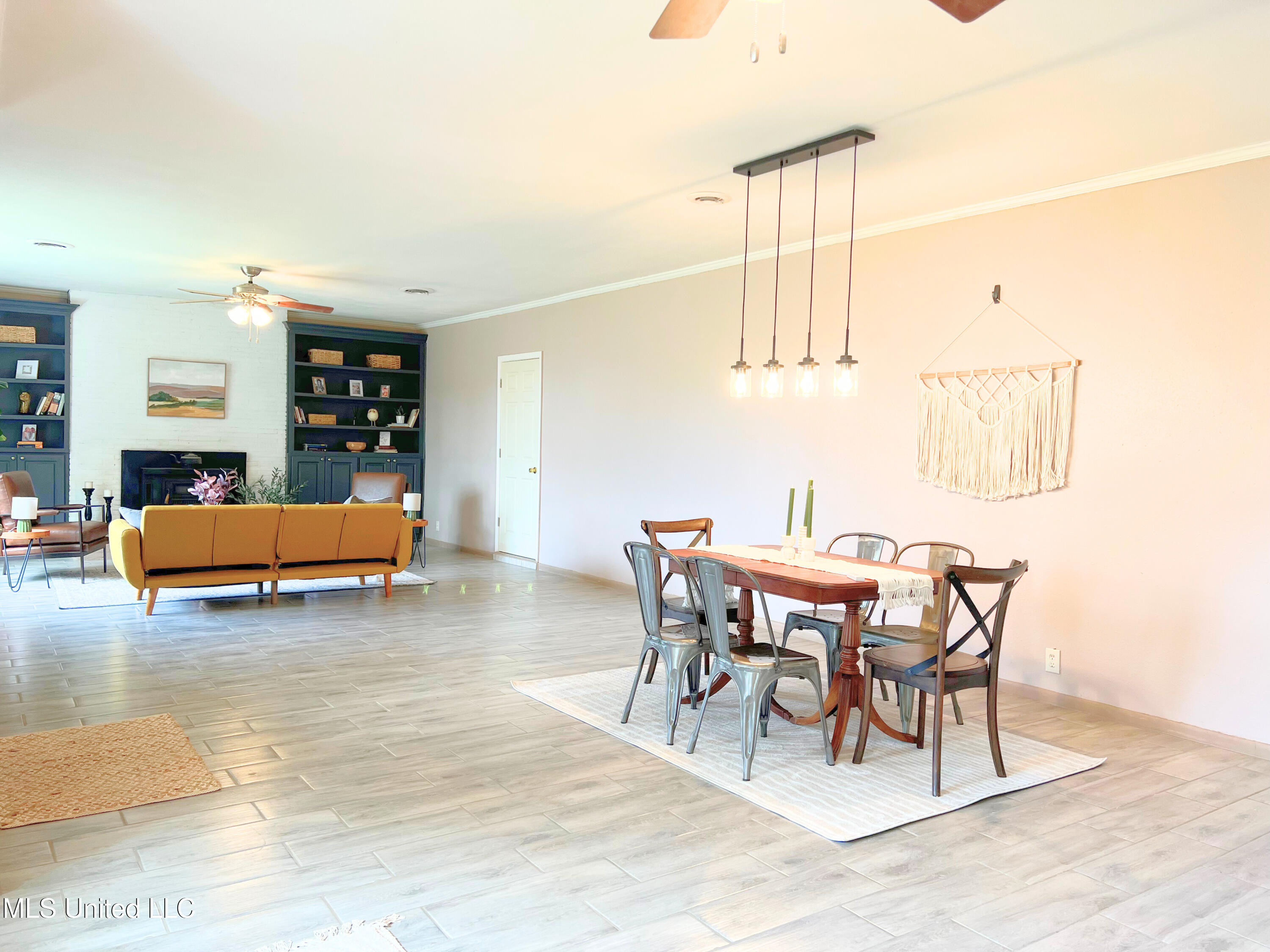 174 Victory Road Laurel, MS 39443 - Photo 8 of 34 Combo Living-Dining