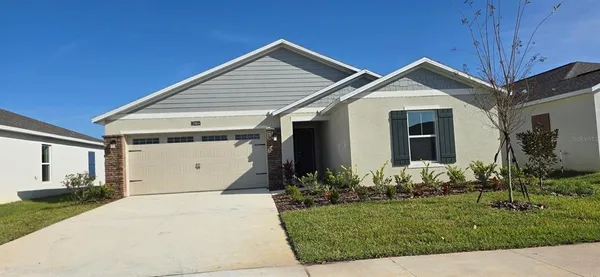 a view of a house with backyard