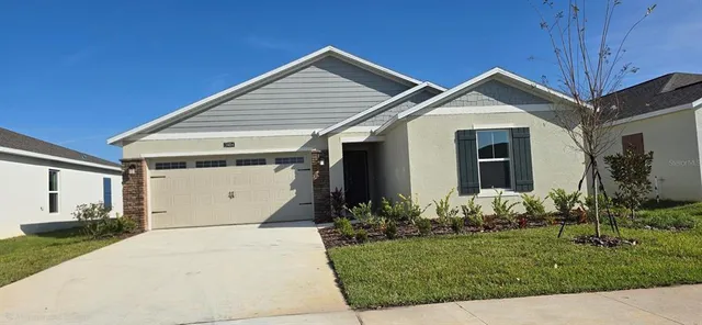 a view of a house with backyard