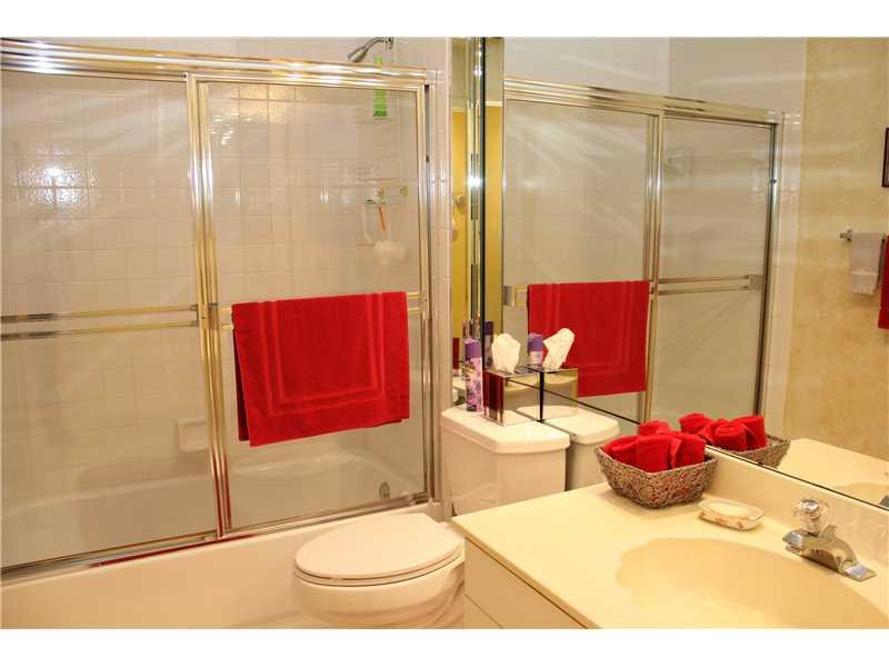 11276 Cloverleaf Circle Boca Raton, FL 33428 - Photo 8 of 15 Bathroom