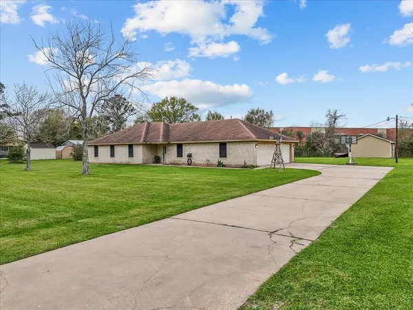 a view of an house with swimming pool and yard
