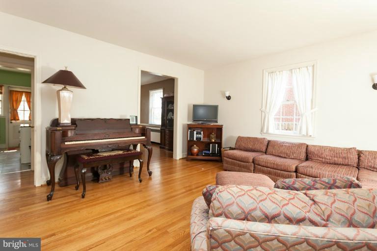 4211 Eastview Road Baltimore, MD 21218 - Photo 3 of 27 Living Room