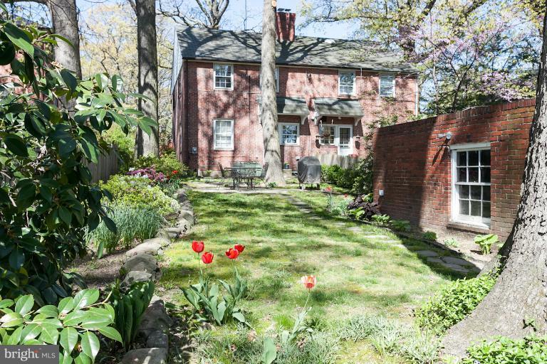 4211 Eastview Road Baltimore, MD 21218 - Photo 5 of 27 Nice landscaping