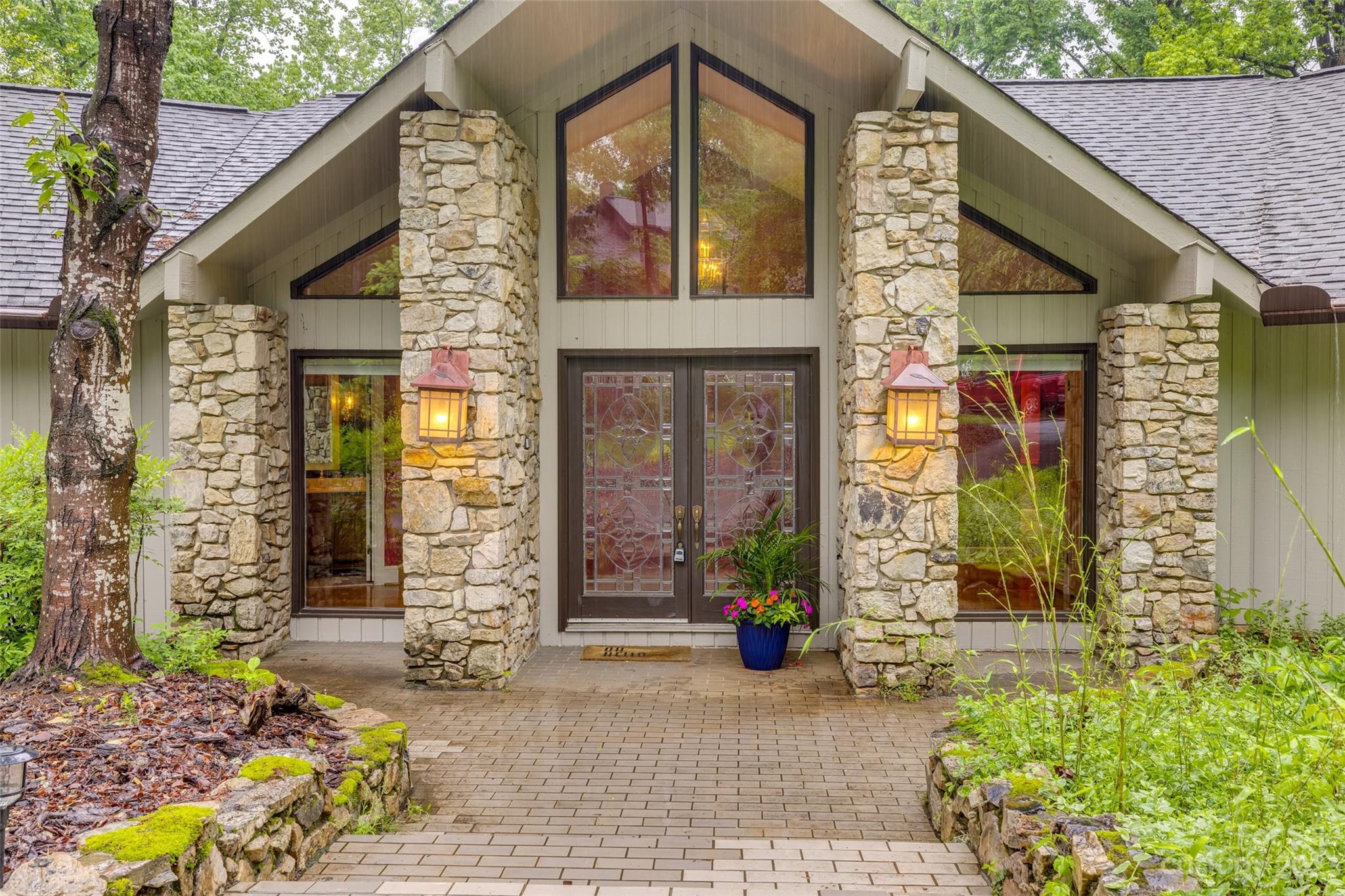 16 Sunrise Point Road Lake Wylie, SC 29710 - Photo 2 of 42 Gallery Image 2
