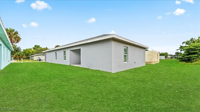 a view of a house with backyard
