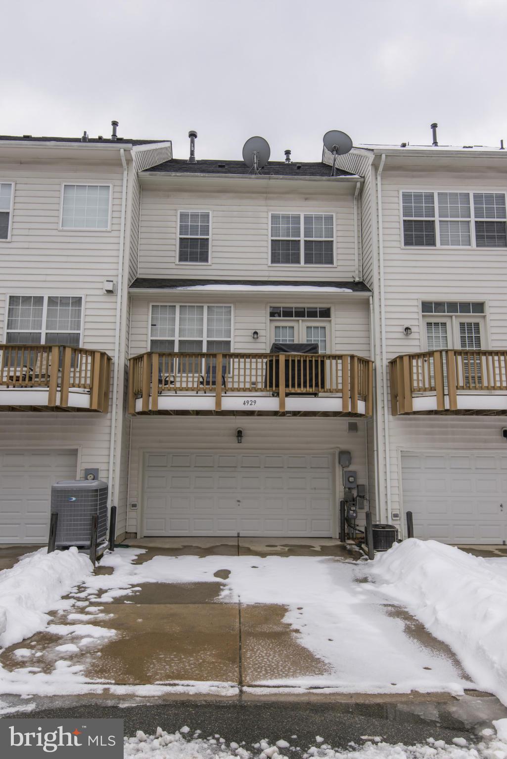 4929 Chaste Tree Place Woodbridge, VA 22192 - Photo 3 of 29 2 car garage