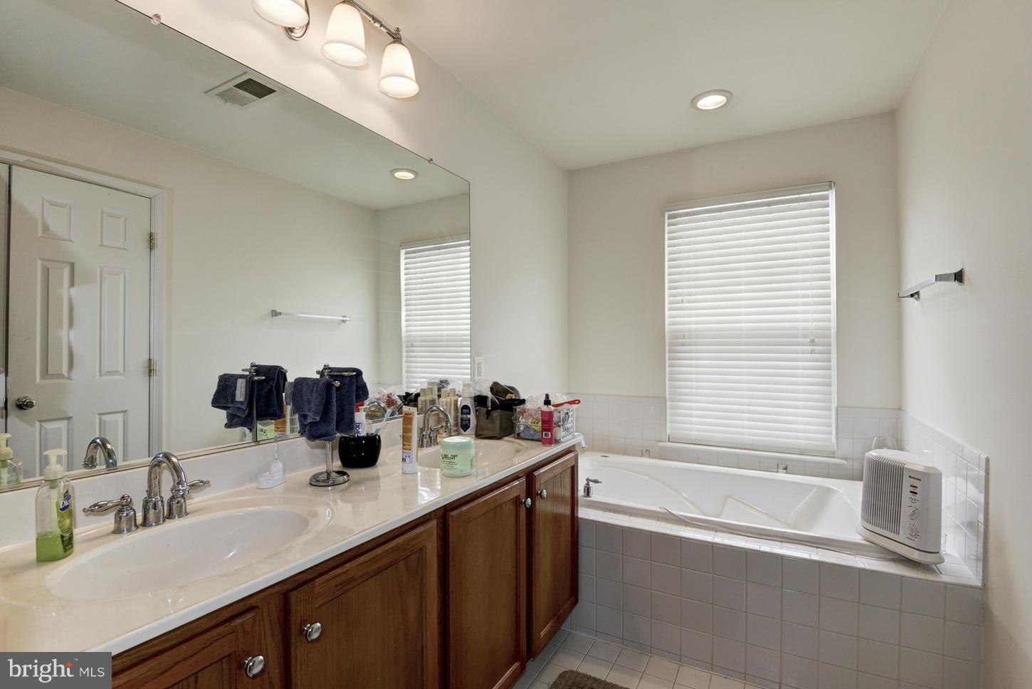 4929 Chaste Tree Place Woodbridge, VA 22192 - Photo 25 of 29 Bath (Master)