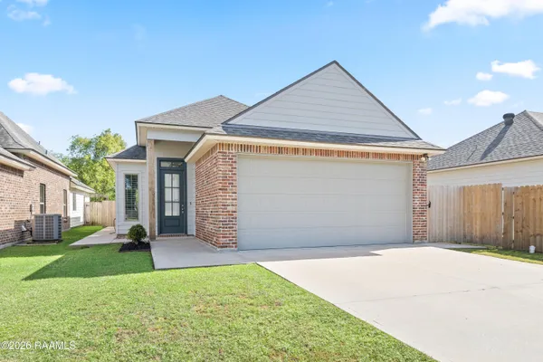 $1,800 | 237 Twin Meadow Lane, Lafayette, LA 70508