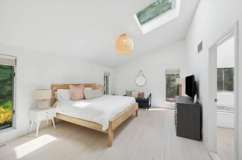 $2,995,000 | 14 Livery Lane, East Hampton, NY 11937