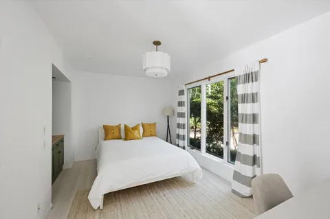 $2,995,000 | 14 Livery Lane, East Hampton, NY 11937