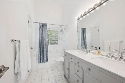 $2,995,000 | 14 Livery Lane, East Hampton, NY 11937