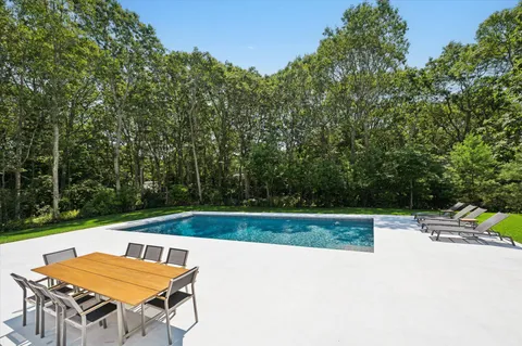 $2,995,000 | 14 Livery Lane, East Hampton, NY 11937