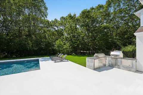 $2,995,000 | 14 Livery Lane, East Hampton, NY 11937