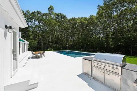 $2,995,000 | 14 Livery Lane, East Hampton, NY 11937