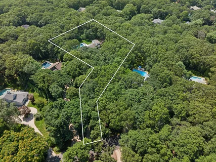 $2,995,000 | 14 Livery Lane, East Hampton, NY 11937