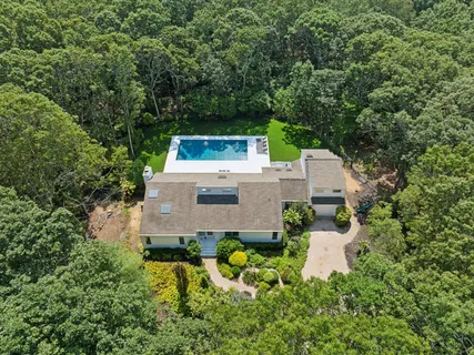 $2,995,000 | 14 Livery Lane, East Hampton, NY 11937