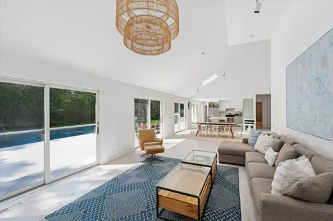 $2,995,000 | 14 Livery Lane, East Hampton, NY 11937