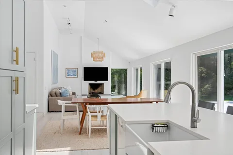 $2,995,000 | 14 Livery Lane, East Hampton, NY 11937