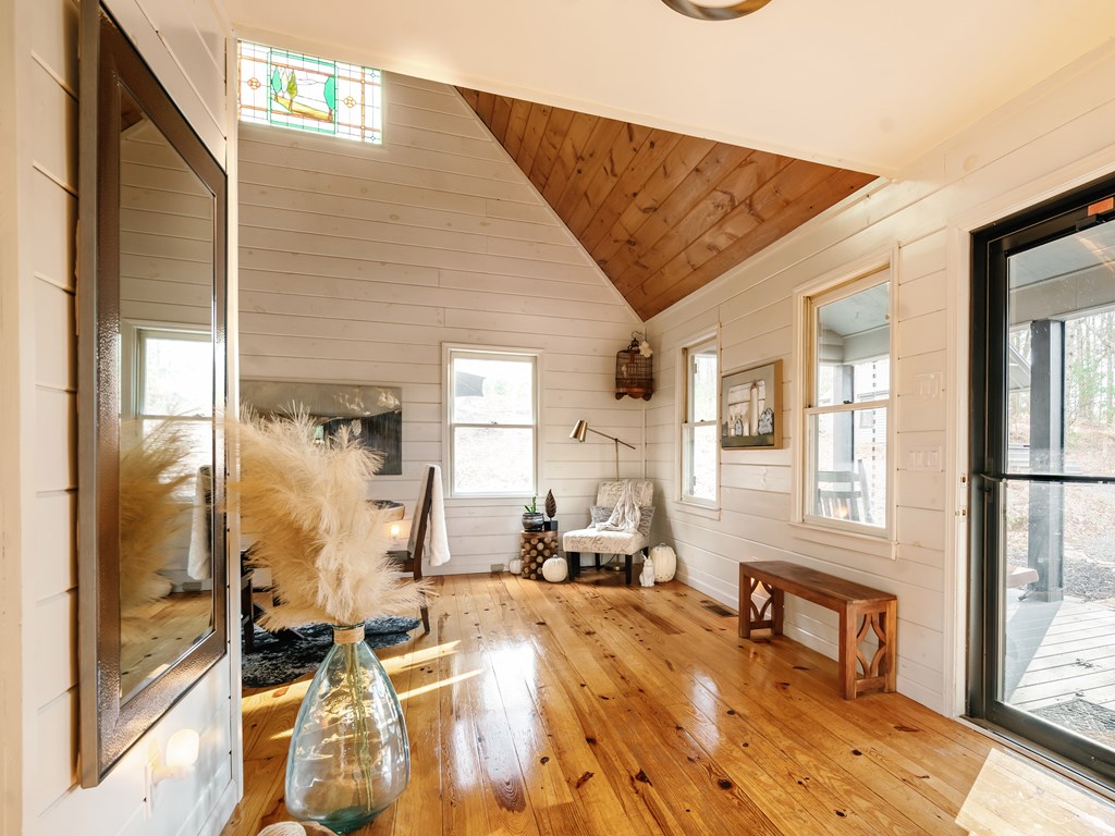 31 Highland Hammock Drive Blue Ridge, GA 30513 - Photo 16 of 67 a living room with furniture