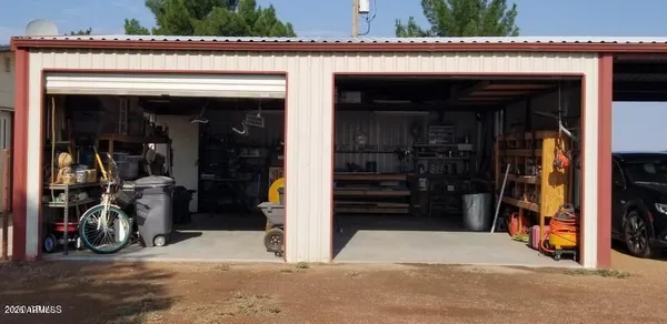 a view of a back yard