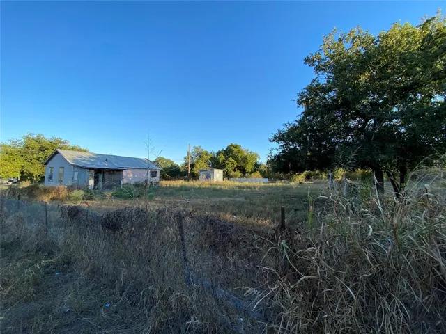a view of yard with green space