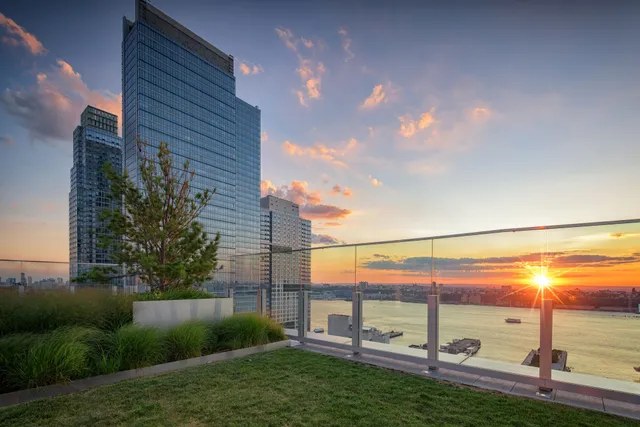 a view of back yard of the house