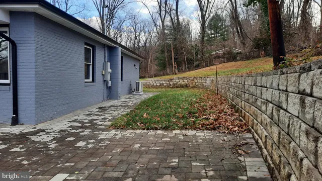 a view of a backyard